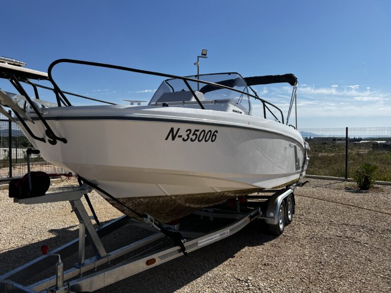 brod u suhoj marini biograd