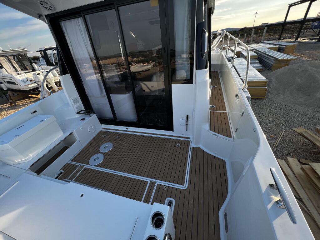 umjetna ili sintetička tikovina BIOGRAD