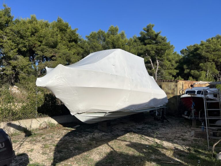 Shrink wrap zaštita plovila u Hrvatskoj – postavljanje folije s door zipom i ventilacijskim odzračnicima, Dry Dock by TriM Nautica Biograd